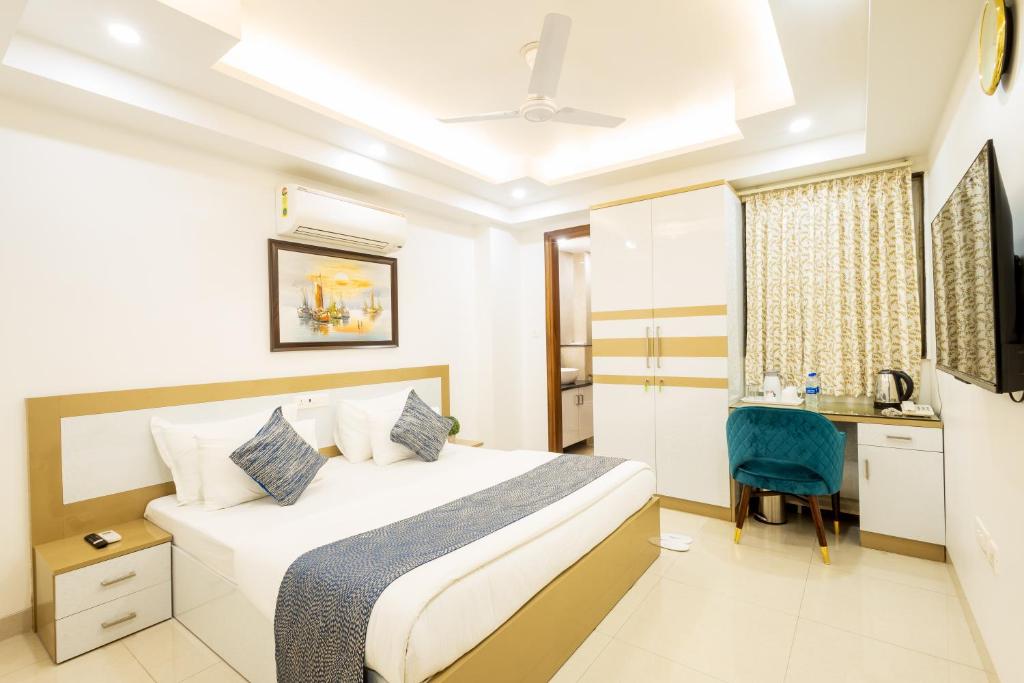 Hotel Krish - Near Medanta and Fortis Hospital Gurugram客房内的一张或多张床位