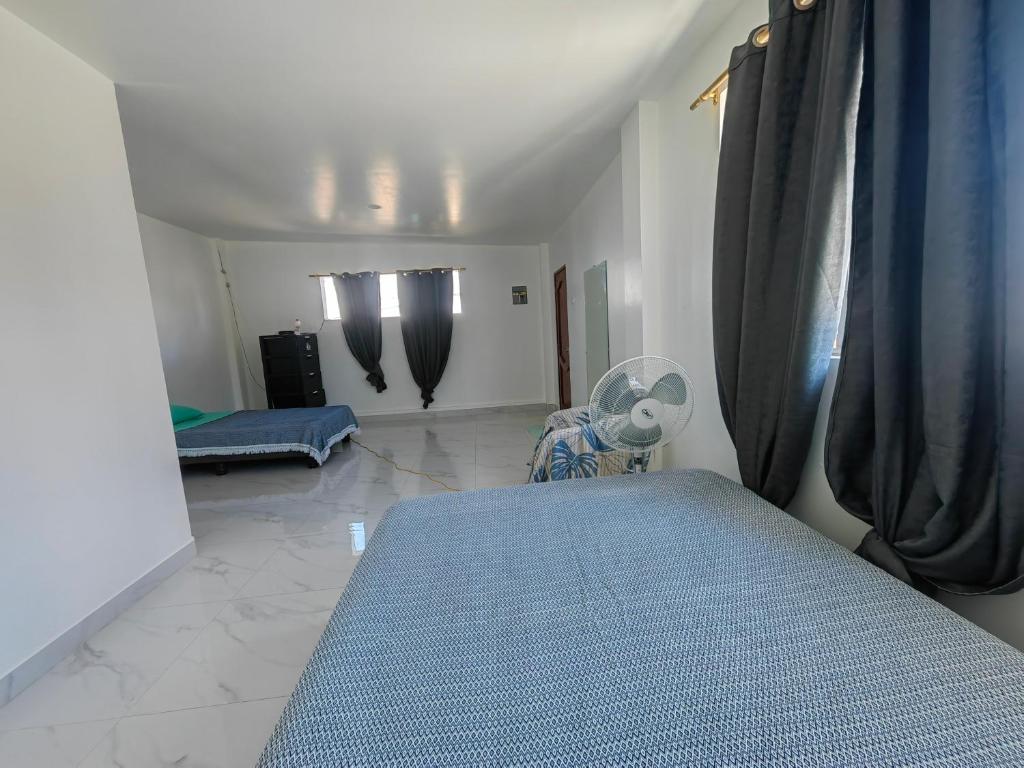 巴克里索莫雷诺港Cuarto en galápagos的一间位于客房内的蓝色床卧室