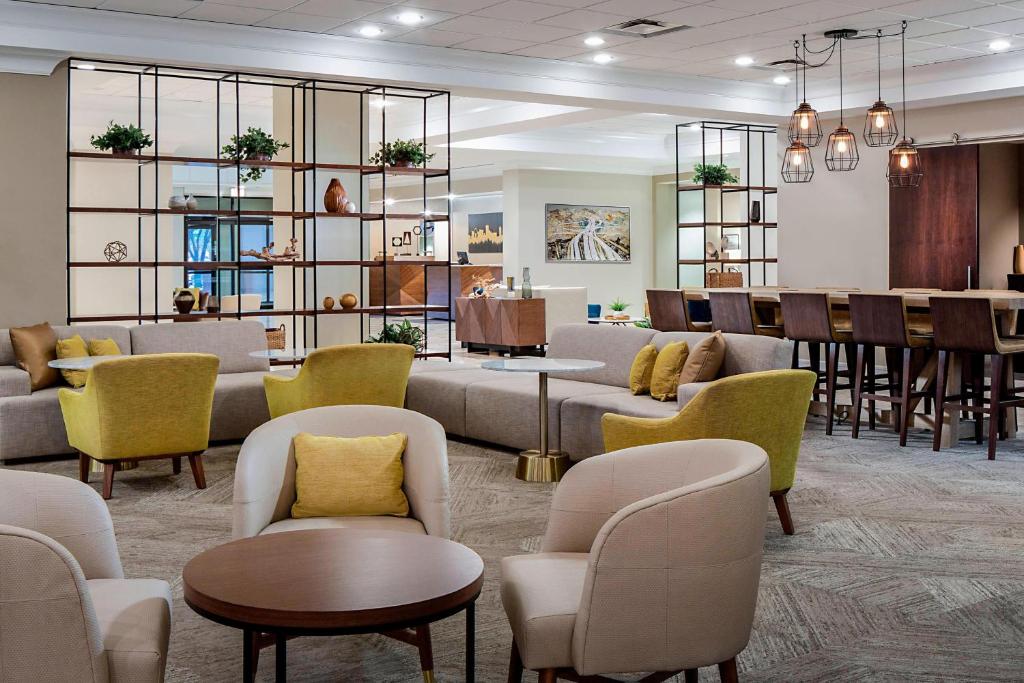 达拉斯达拉斯市场中心喜来登套房酒店的带沙发和桌椅的等候室