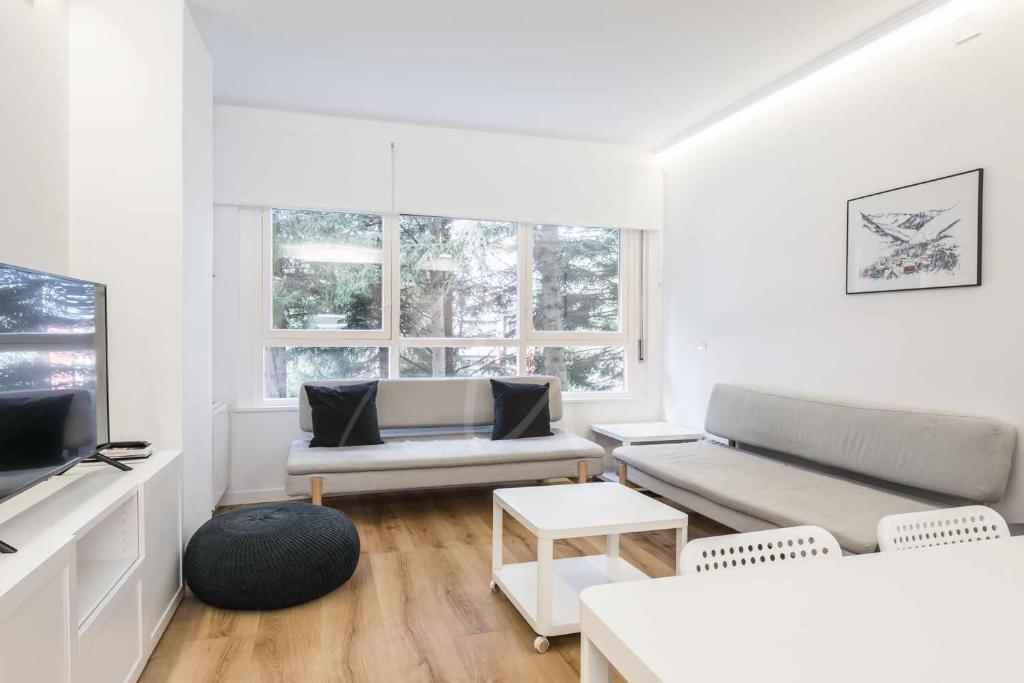 上阿兰Saboredo by SeaMount Rentals的带沙发和电视的白色客厅