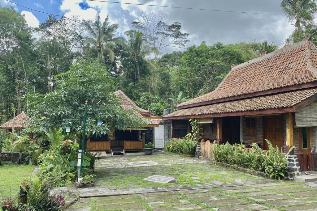 SoprayanTwoSpaces Living at Pondok Pakde, Jogja的前面有花园的房子