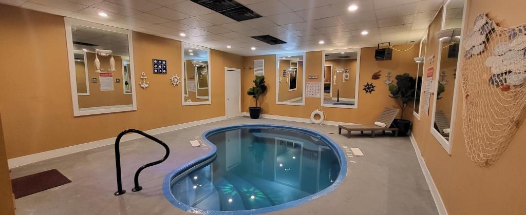 哈里斯堡Inn of the Dove - Romantic Luxury Suites with Jacuzzi & Fireplace at Harrisburg-Hershey-Philadelphia, PA的医院里的一个大型游泳池,带有游泳池