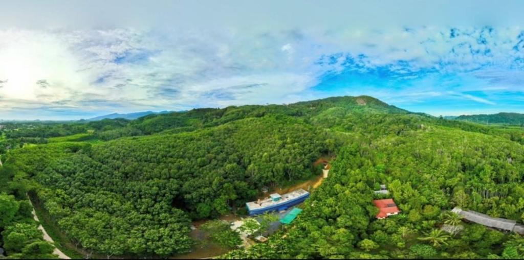 Ban YungMakorn Nonkleng的享有森林和河流的空中景色