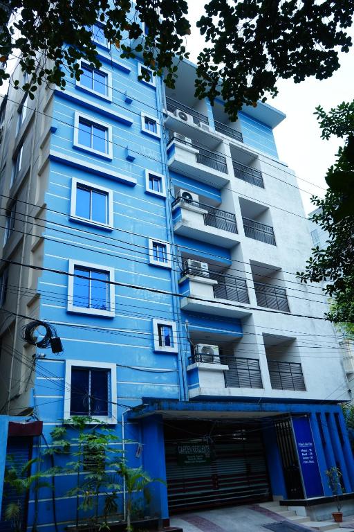 达卡Garden Residents Uttara - Lake View的蓝色公寓大楼 - 带车库