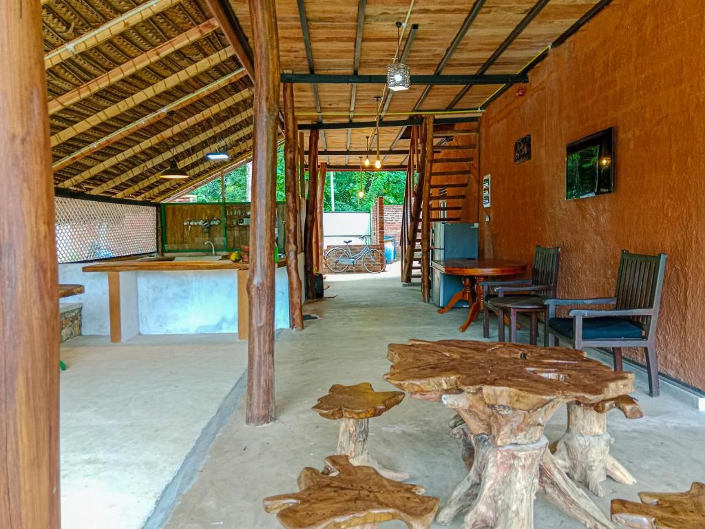 锡吉里亚Sigiriya Elegant Resort的配有木桌和椅子的房间