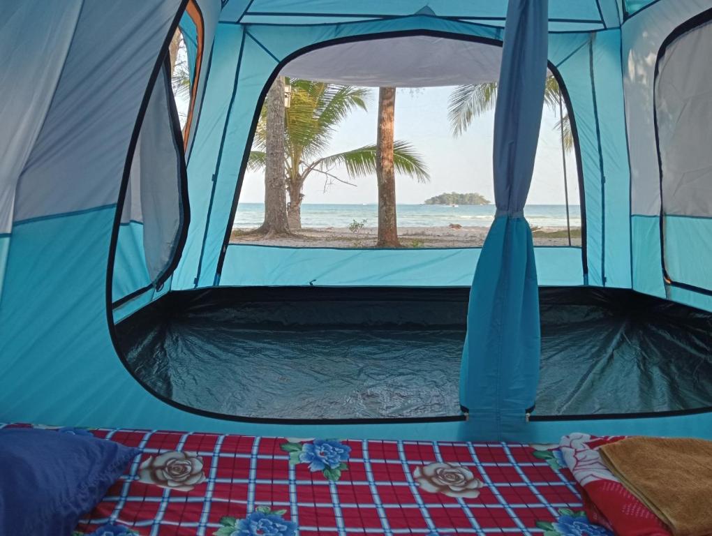 Phumĭ Kâoh RŏngWhite Pearl Beach的享有海滩景致的帐篷