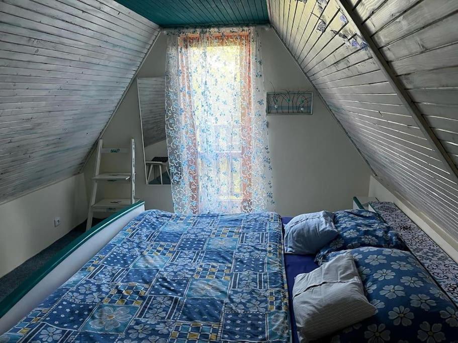 利贝雷茨Chata se zahradou v Liberci的一间卧室设有一张床和一个窗口