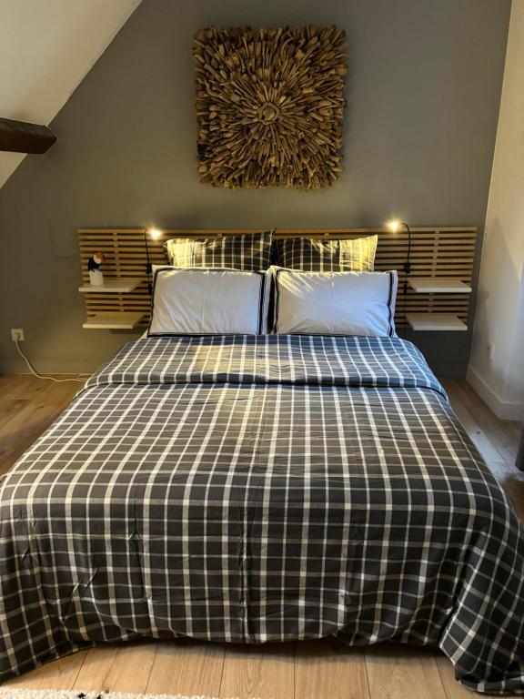 塔罗讷河畔绍蒙chambre à la campagne的一张带黑白毯子的床
