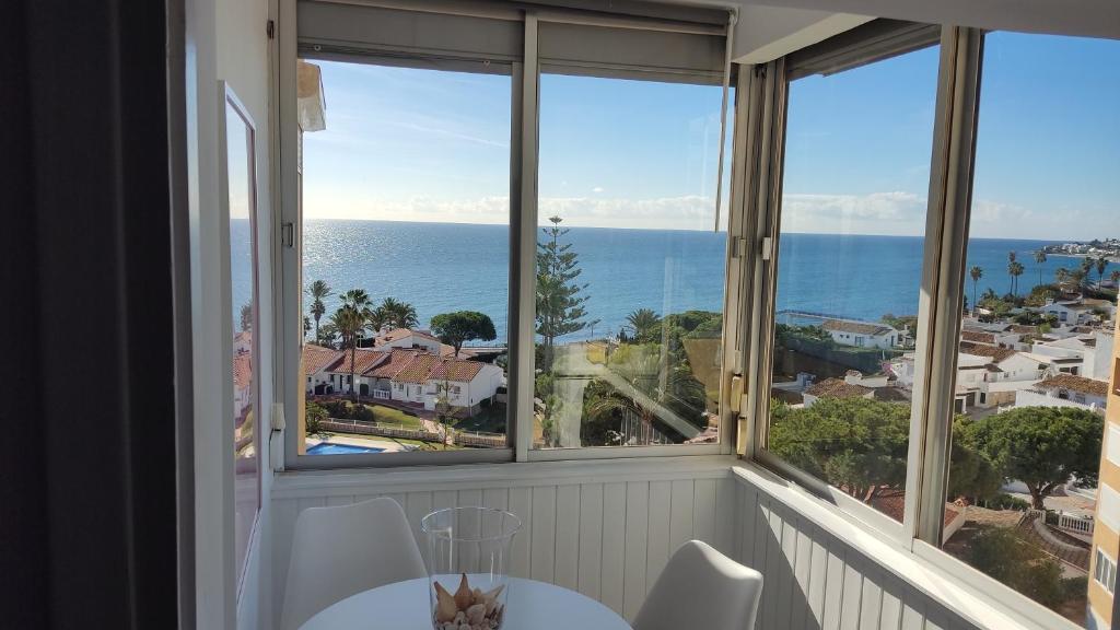 卡拉德米哈斯Loft La Cala de Mijas beach estudio mirando al mar的客房设有海景窗户。
