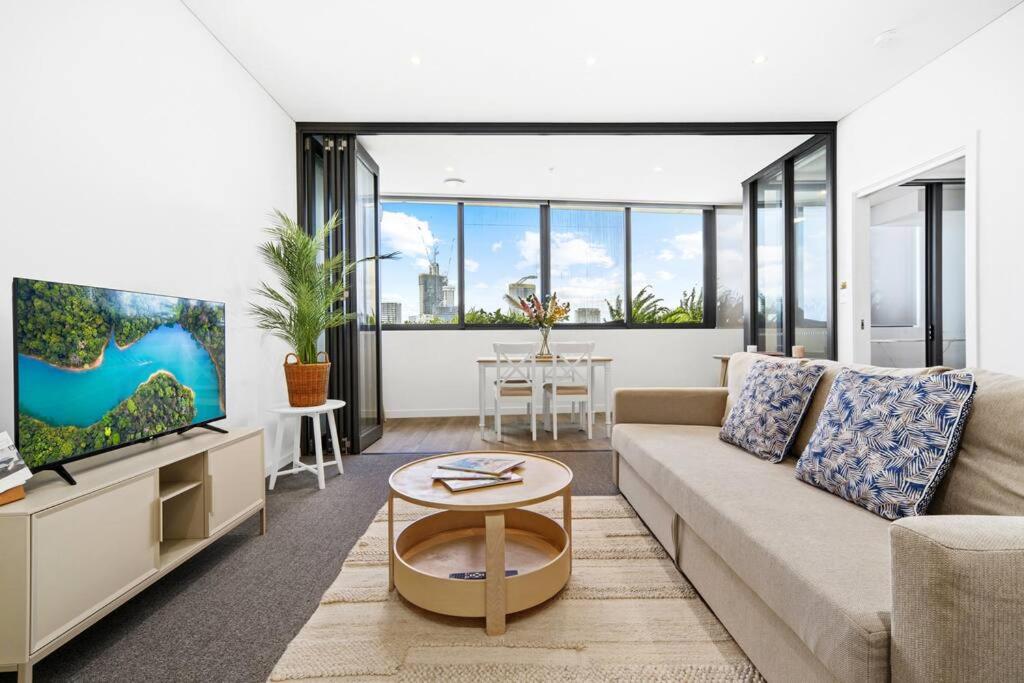 悉尼Waterfront Modern 2B2B APT@Marina square的带沙发和电视的客厅