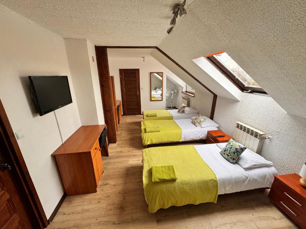 新松奇贝娅塔别墅的酒店客房设有两张床和一台平面电视。