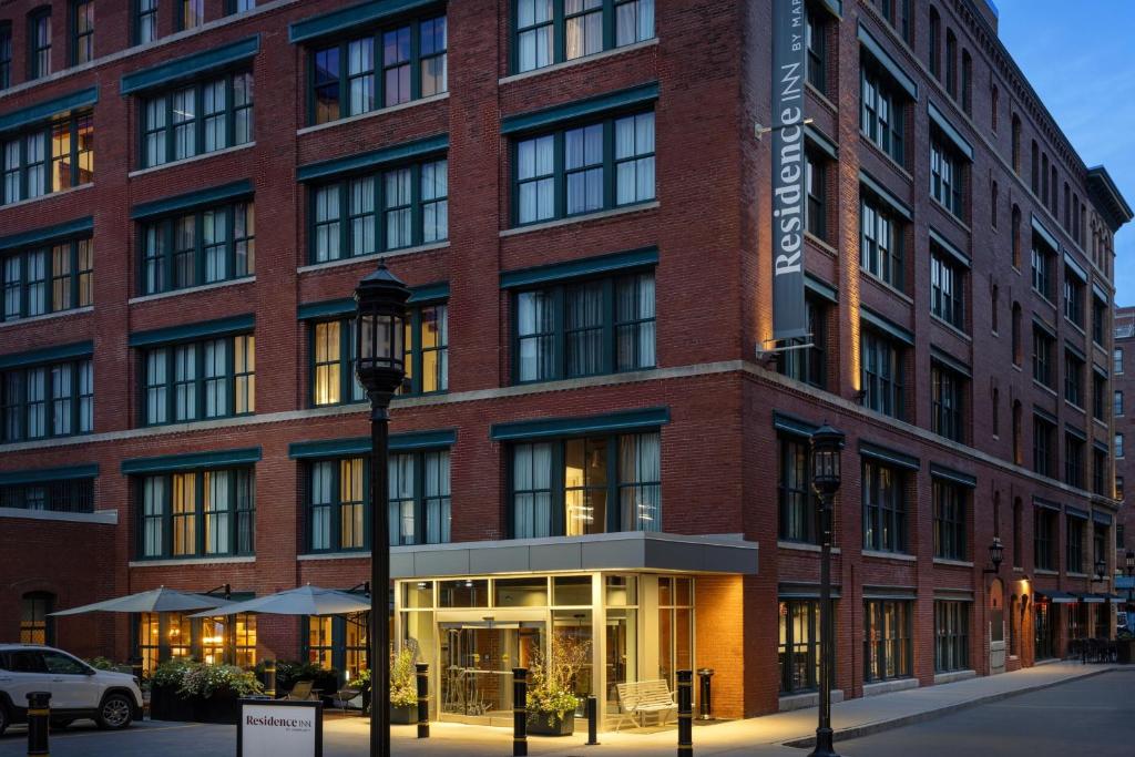 波士顿波士顿市中心万豪海港酒店的城市街道上的红砖建筑