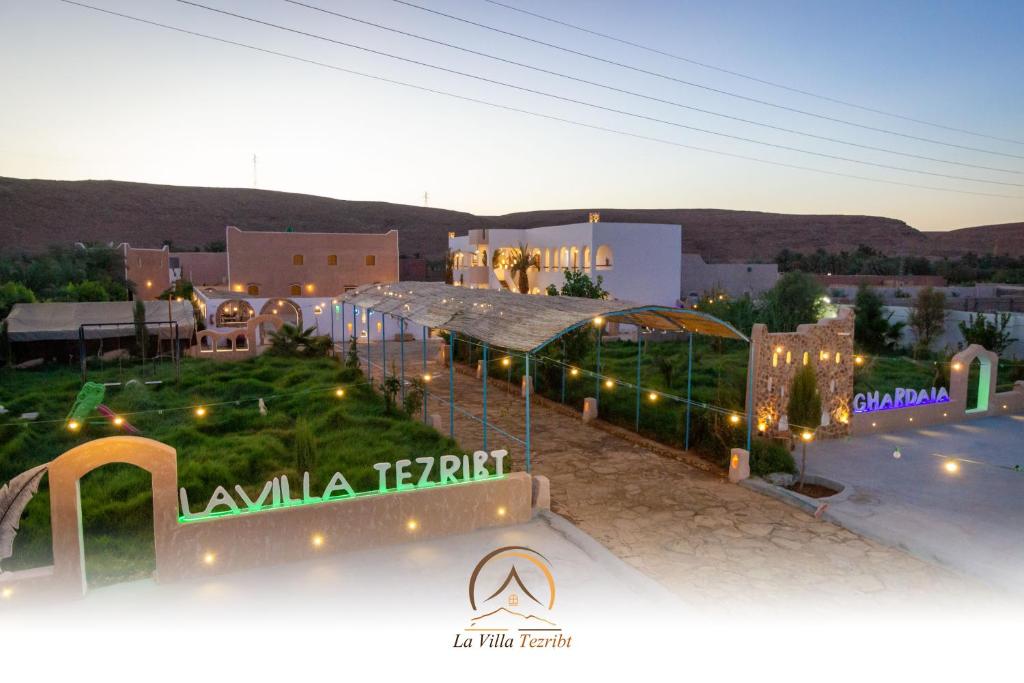 加尔达亚La Villa Tezribt的夜间灯光可欣赏到度假村的景色