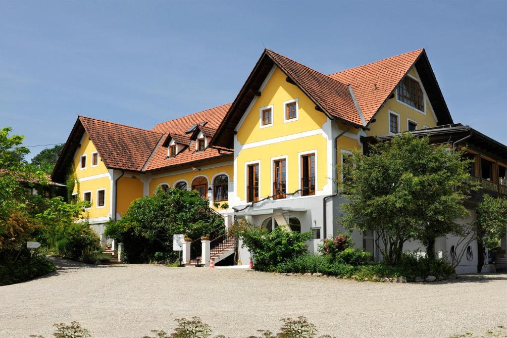 加姆利茨萨特勒霍夫韦恩古特酒店的黄色和白色的房子