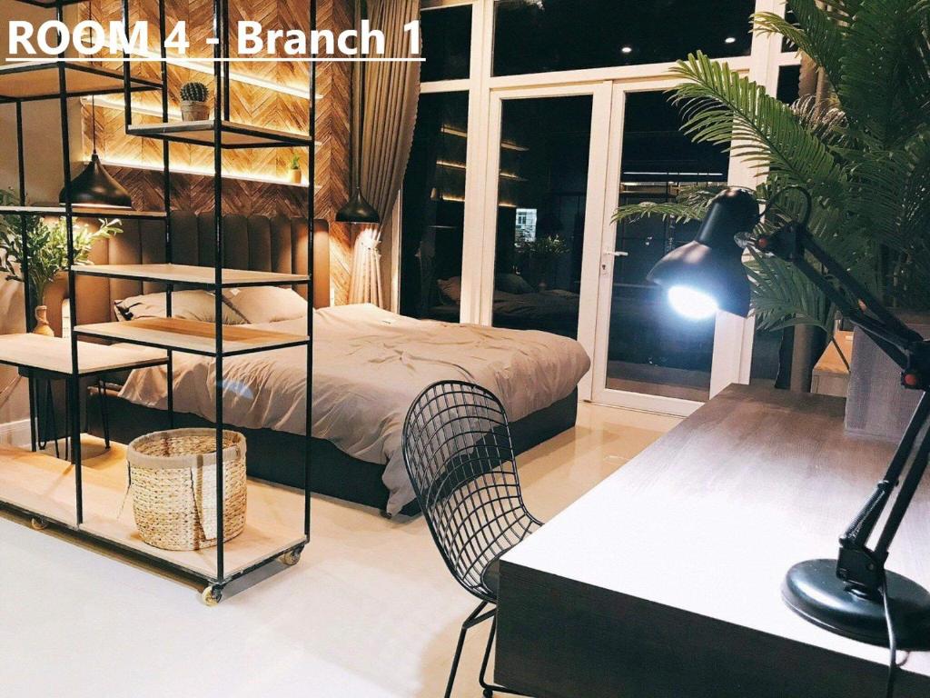 芹苴Nhà Yên 1 Bed 2 Beds Hotel Homestay Hostel Cần Thơ的客房设有一张床和一张带台灯的书桌