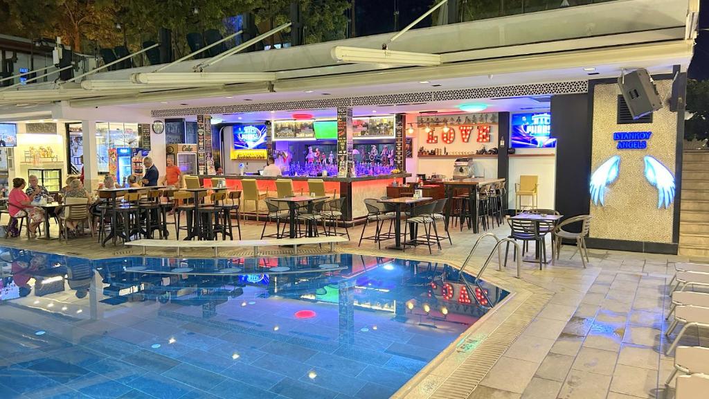 博德鲁姆伊斯坦科酒店的一间带酒吧和游泳池的餐厅
