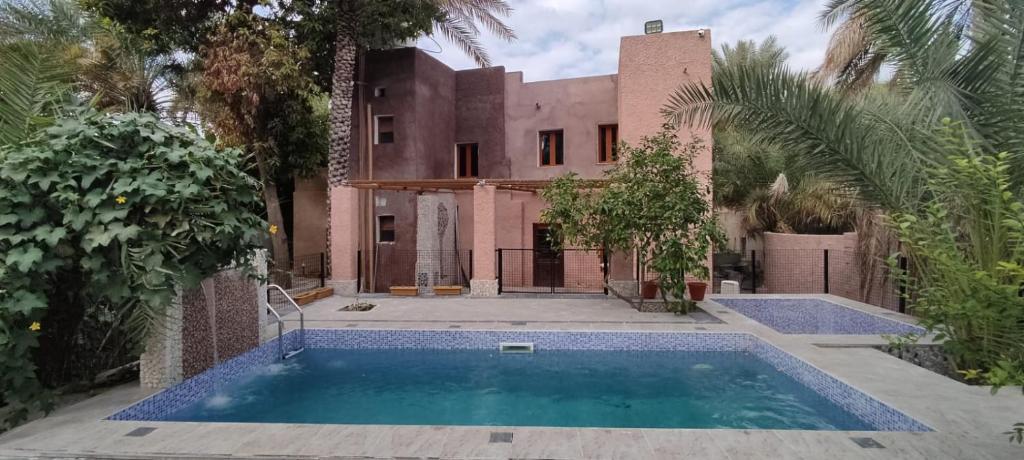 尼兹瓦Riad Nizwa的享有带游泳池的房屋外部景致