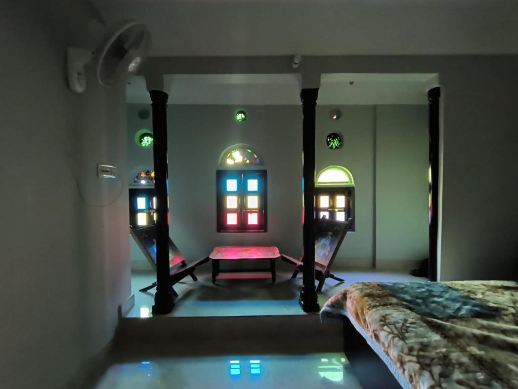 斋浦尔Pink City Backpackers的一间设有一张床和两面镜子的房间
