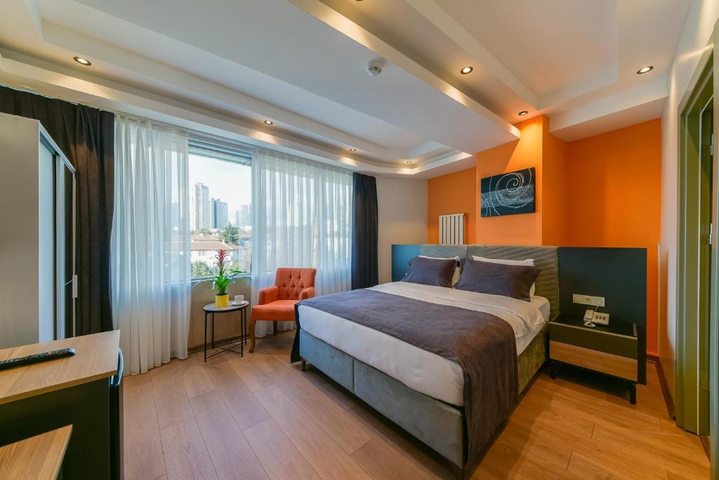 伊斯坦布尔Rise Inn Hotel的一间卧室设有一张大床和一个窗户。