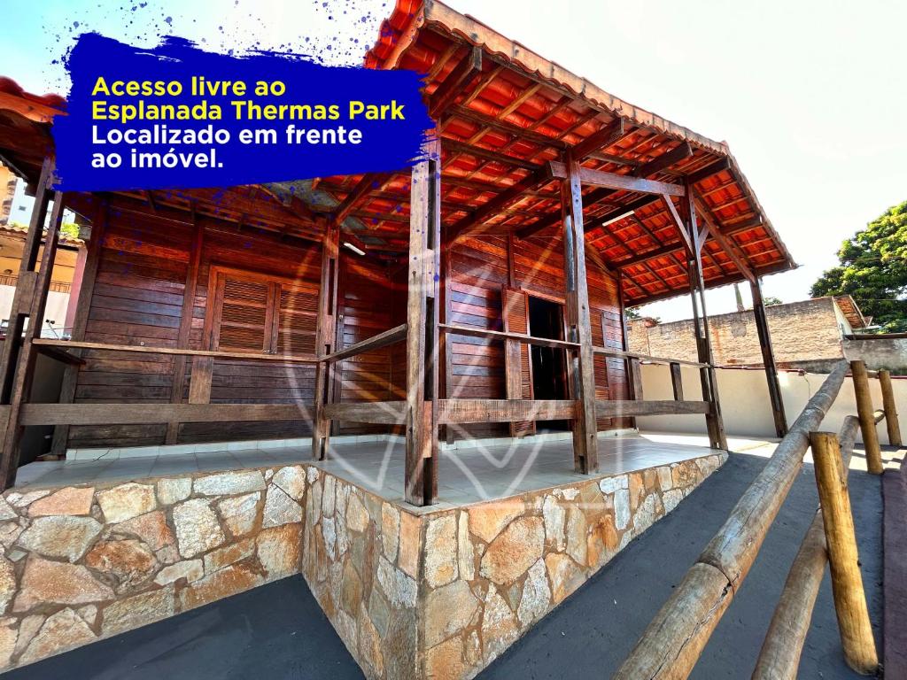 热河市Casa Para Temporada - Com Acesso ao Rio Thermal的带有Aeso活的表象木材的建筑