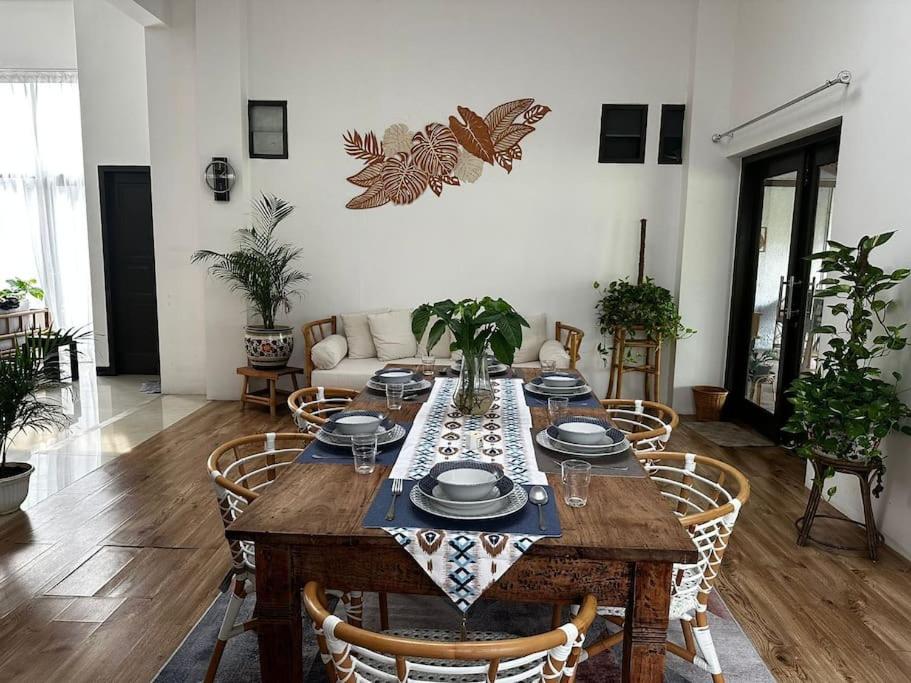 井里汶Roemah Uli Cirebon的一间带木桌和椅子的用餐室
