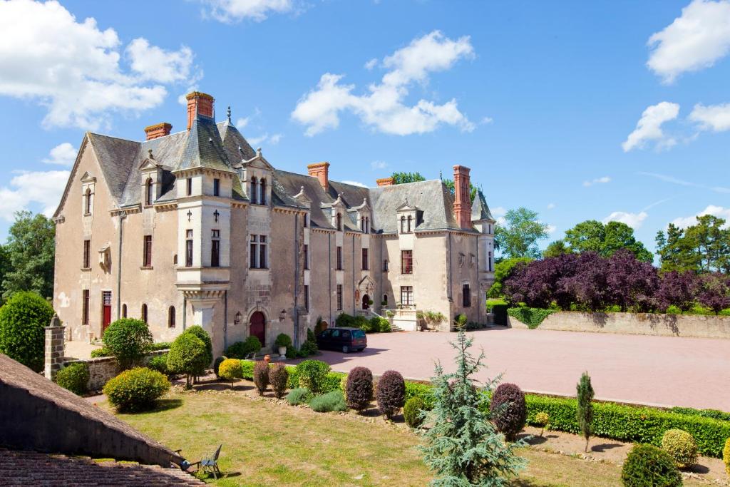 沙朗德拉韦励酒庄酒店的一座古老的城堡,前面有一个院子