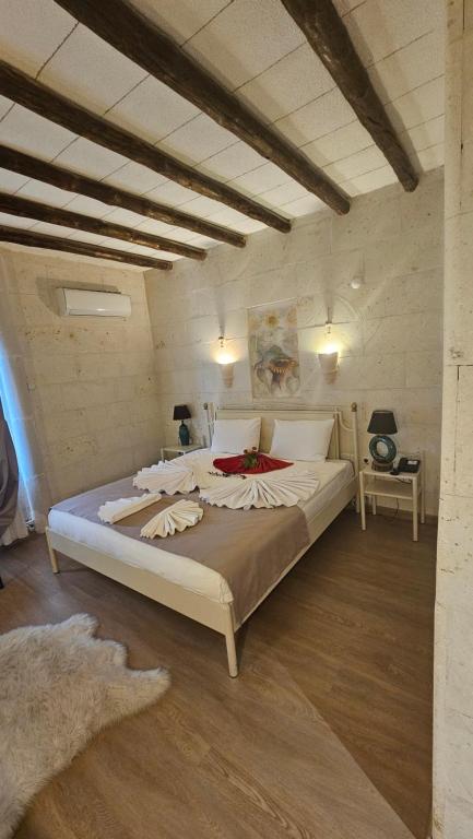阿瓦诺斯CAPPADOCIA MİHRAN SULTAN的一间卧室,卧室内配有一张大床