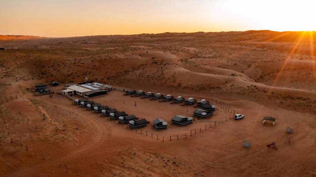 Al WāşilSand Delight Camp的一组帐篷享有沙漠的空中景致