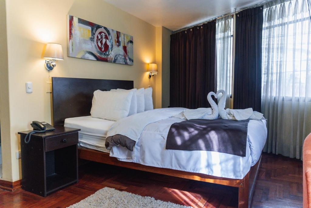 普诺Casona Plaza Hotel Centro的酒店客房设有床和窗户。
