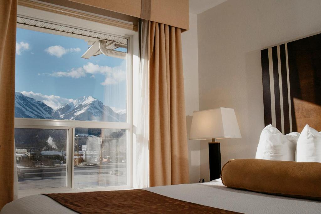 戈尔登Ramada Golden的卧室设有山景窗户