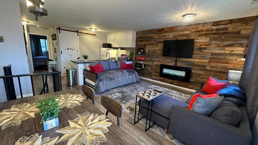 弗农Ski on Ski off Mtn Chalet的客厅配有两张沙发和一台电视机