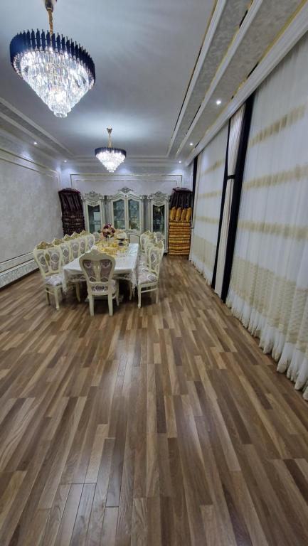 Private villa的一间带桌子和白色椅子的用餐室