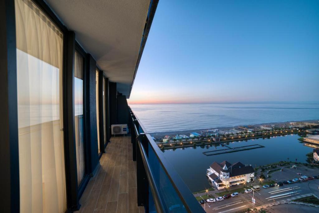 巴统Orbi City Hotel Lux View的大楼的阳台享有海景。