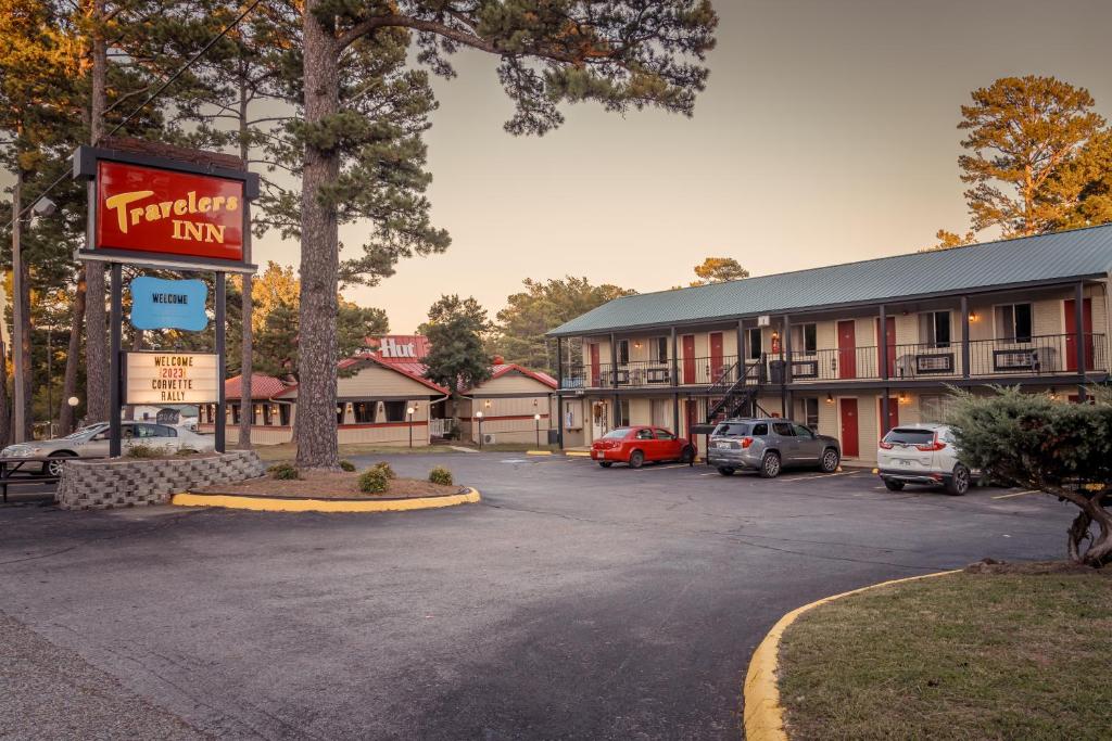 尤里卡斯普林斯Traveler's Inn的酒店设有一个停车场,可停放汽车