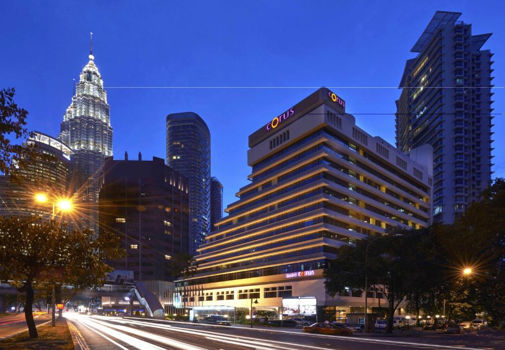 吉隆坡吉隆坡克鲁斯酒店的城市中带有标志的建筑