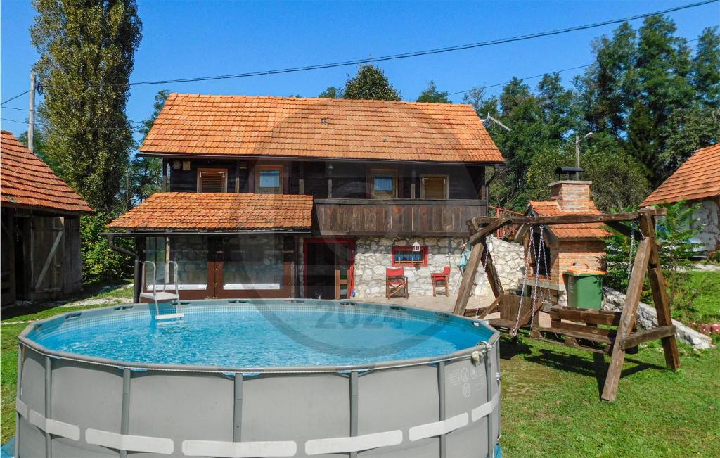 NetretićStunning Home In Netretic With Wi-fi的房屋前有游泳池的房子