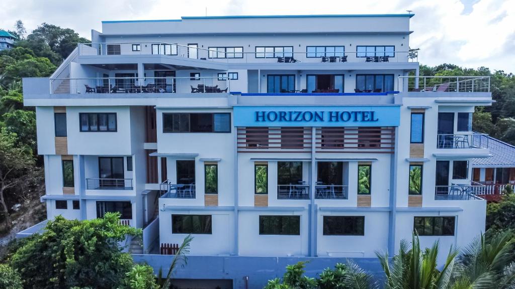 RomblonHorizon Hotel Romblon的带有蜜月酒店标志的酒店