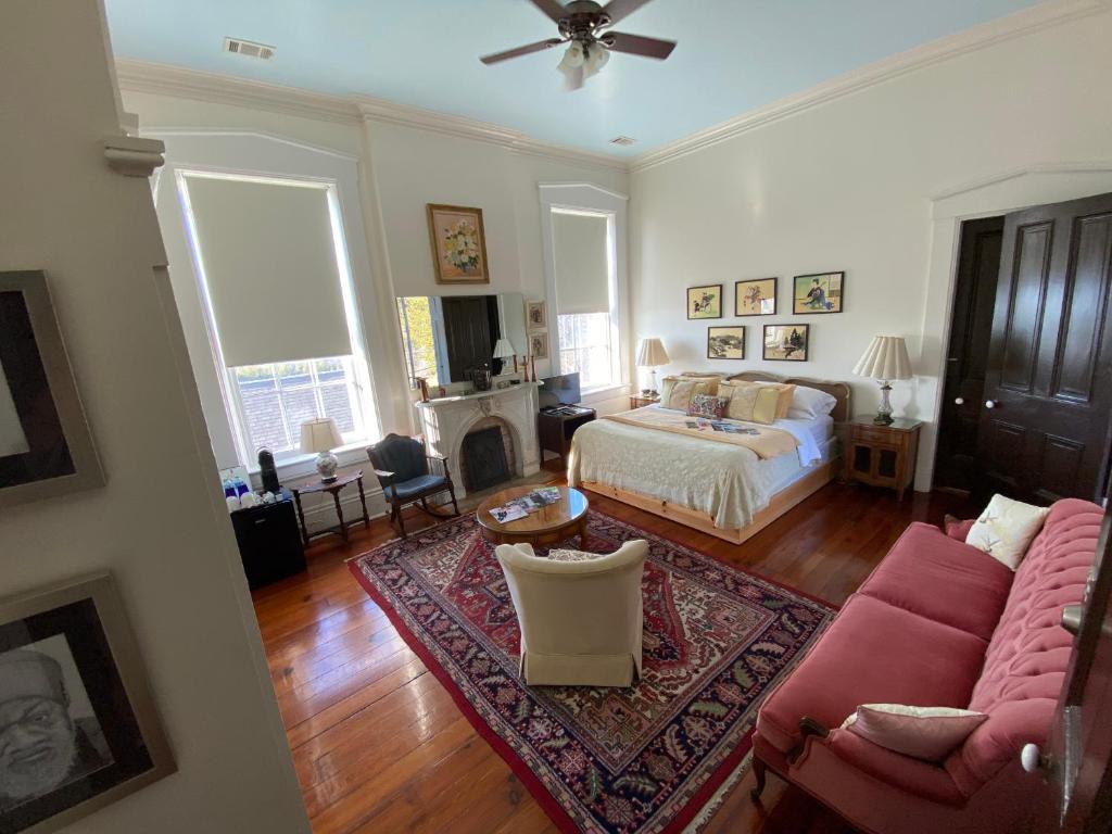 维克斯堡Bazsinsky House的客厅配有床和沙发