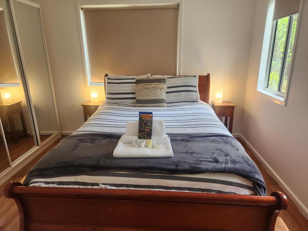 Gheerulla奥基溪私人休闲公寓的一间卧室配有一张床,上面有两条毛巾