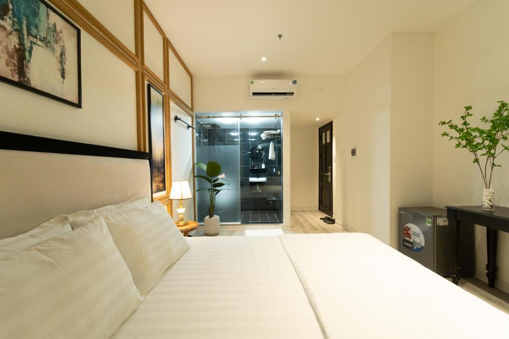 河内Khách sạn Gấu Hotel的卧室配有一张白色大床和淋浴