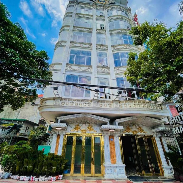 Hoàng Mai89 Motel的一座建筑的顶部有钟