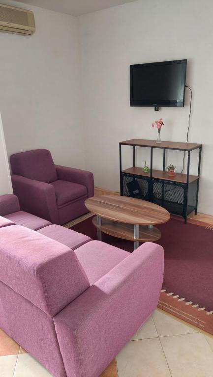 斯普利特Apartment Matilda的客厅配有紫色沙发和桌子