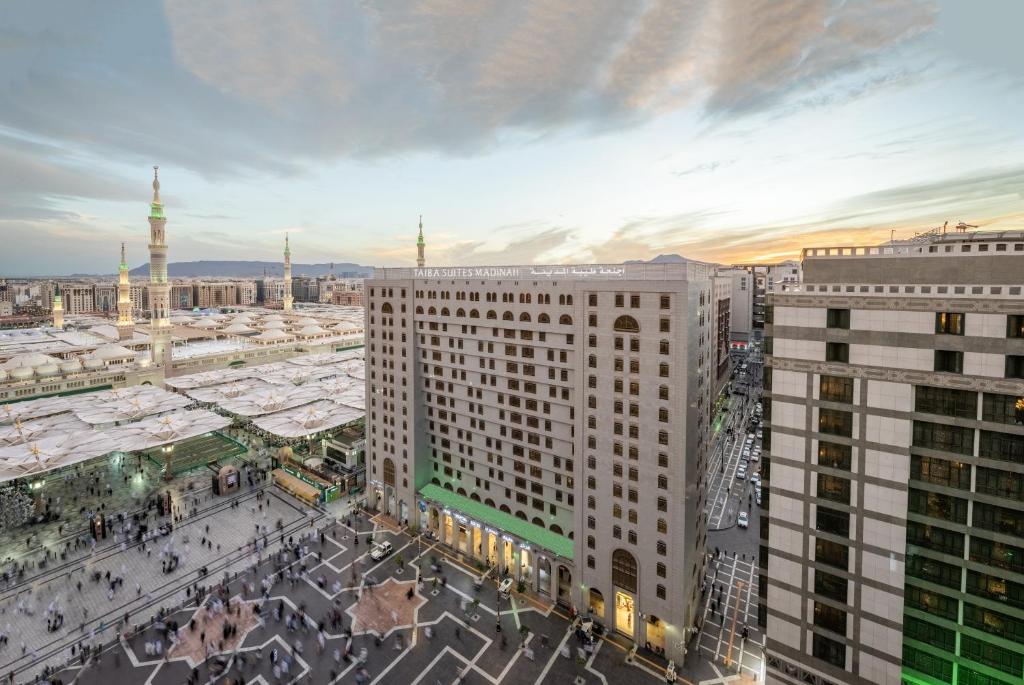 麦地那Taiba Suites Madinah的城市高楼高空景观