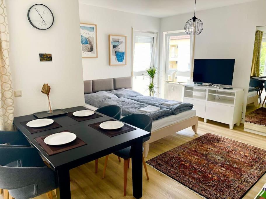普福尔茨海姆Sonniges Apartment in ruhiger und zentraler Lage的客厅配有桌子和沙发