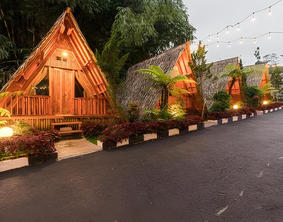 塞亚特New DGYP Ciater Resort的路边灯火通明的木屋