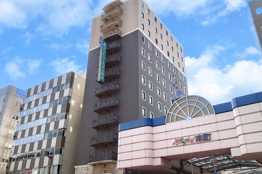 新泻新泻乡村酒店的建筑的侧面有标志
