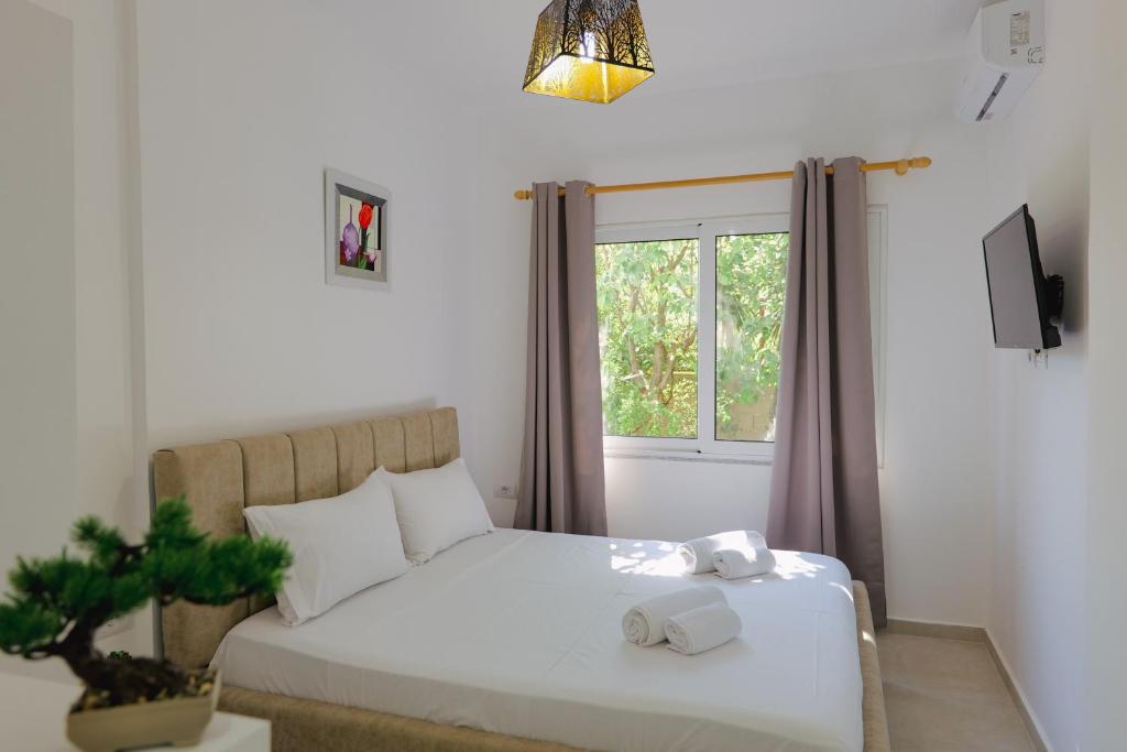 卡萨米尔Relaxing Escape Rooms的卧室配有白色的床和窗户。