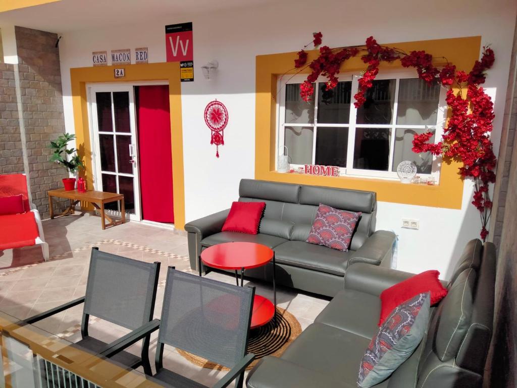 卡勒达德福斯特Casa MACON RED的客厅配有沙发和桌子