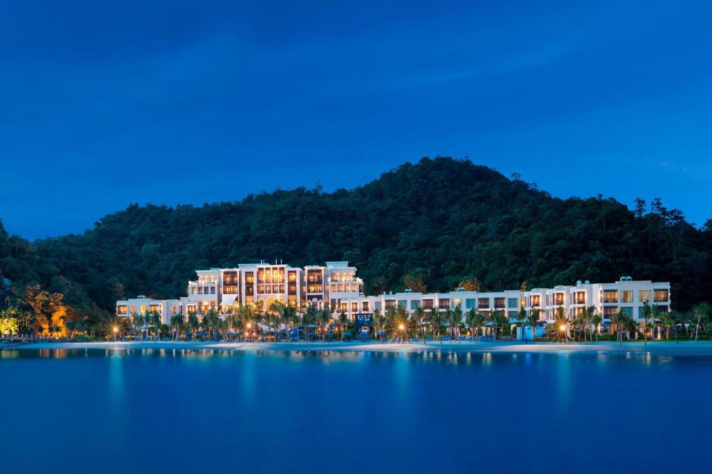 瓜埠兰卡威圣瑞吉斯酒店的大型水体海岸上的度假村