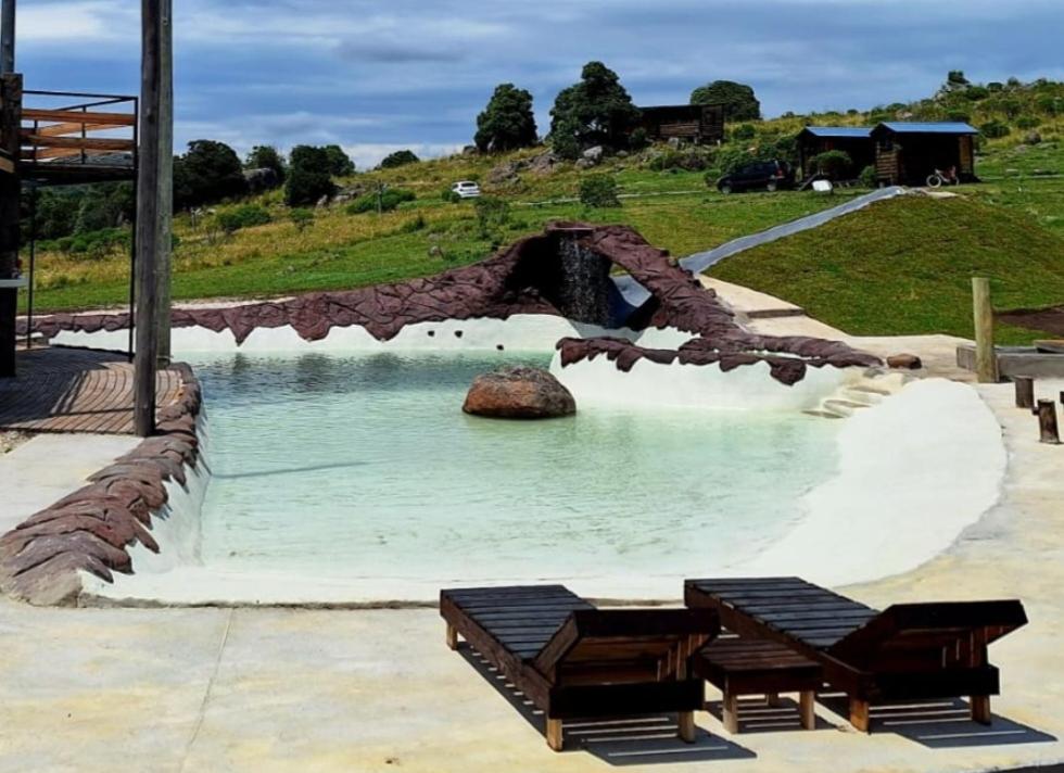 坦迪尔Valle de la Luna的水池前面有两长凳